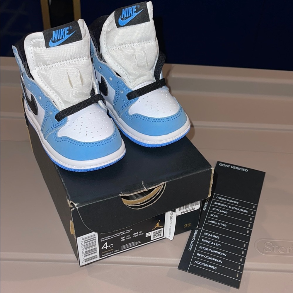 Nike Kids University Blue and White Jordan 1 retro high OG